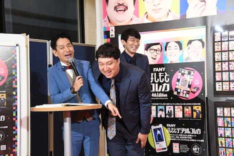 MCのタケト寄りに立つロングコートダディ。