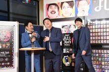 MCのタケト寄りに立つロングコートダディ。