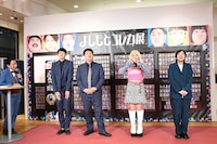 登場したロングコートダディとエルフ。