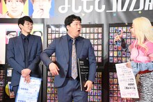 堂前のメッセージを真似したと疑われるロングコートダディ兎。