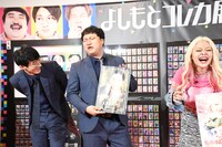 「二郎系ホスト」とコメントするロングコートダディ堂前（左）。