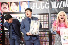 「二郎系ホスト」とコメントするロングコートダディ堂前（左）。