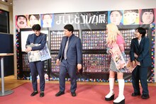 誰の「ホストカード」かドキドキするロングコートダディ堂前。