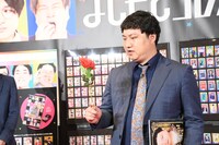 ホスト風のセリフでエルフ荒川にバラを渡すロングコートダディ兎。