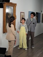 「はじめての美術館」のロケの様子。