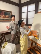 左から片桐仁、村山輝星。