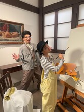 左から片桐仁、村山輝星。