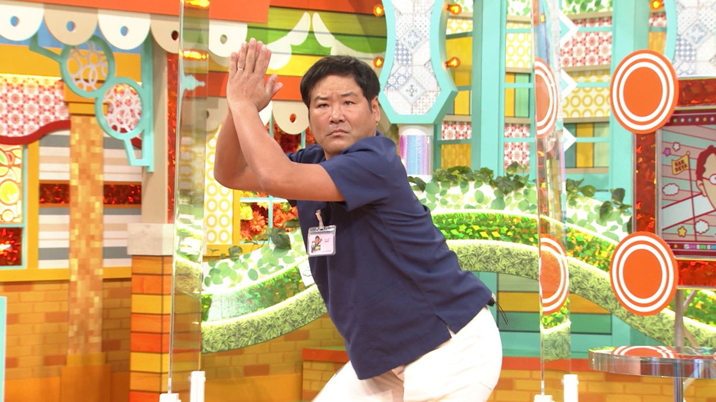 スタジオに登場する“なんでやさん”。