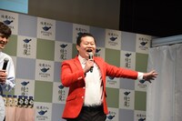元気に登場するモグライダーともしげ。