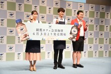 左から吉岡里帆、モグライダー。