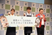 左から吉岡里帆、モグライダー。