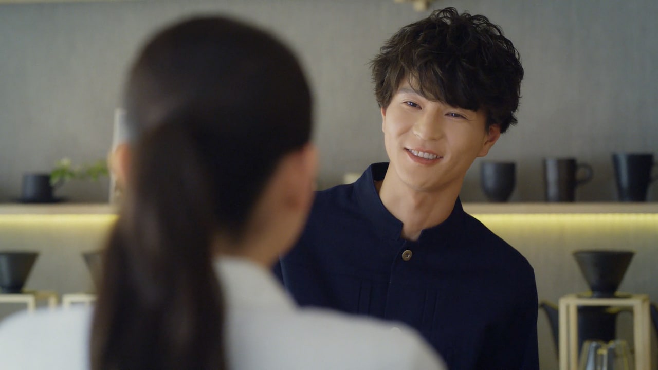 モグライダー芝が綾鷹CMでカフェのマスター役、PRイベントではともしげに手を焼く