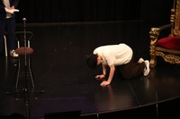 イスから崩れ落ちるアインシュタイン河井。