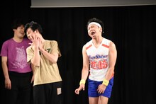 オジンオズボーン篠宮（左）と猫になりきるサンシャイン池崎（右）。