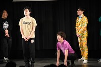 オジンオズボーン篠宮（左）と犬になりきる流れ星☆ちゅうえい（右）。