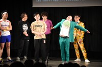 オジンオズボーン篠宮（左）と傘になりきるどんぐりたけし（右）。