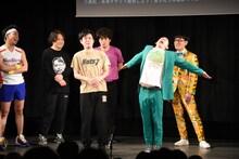 オジンオズボーン篠宮（左）と傘になりきるどんぐりたけし（右）。