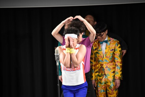 「M-1グランプリ」決勝の舞台の扉を再現するサンシャイン池崎ら。