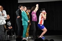 「M-1グランプリ」決勝の舞台の扉を再現するサンシャイン池崎ら。