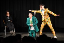 ウエストランドに扮するどんぐりたけし（中央）といち・もく・さん・くぼた（右）。審査員を演じる永野（左）。