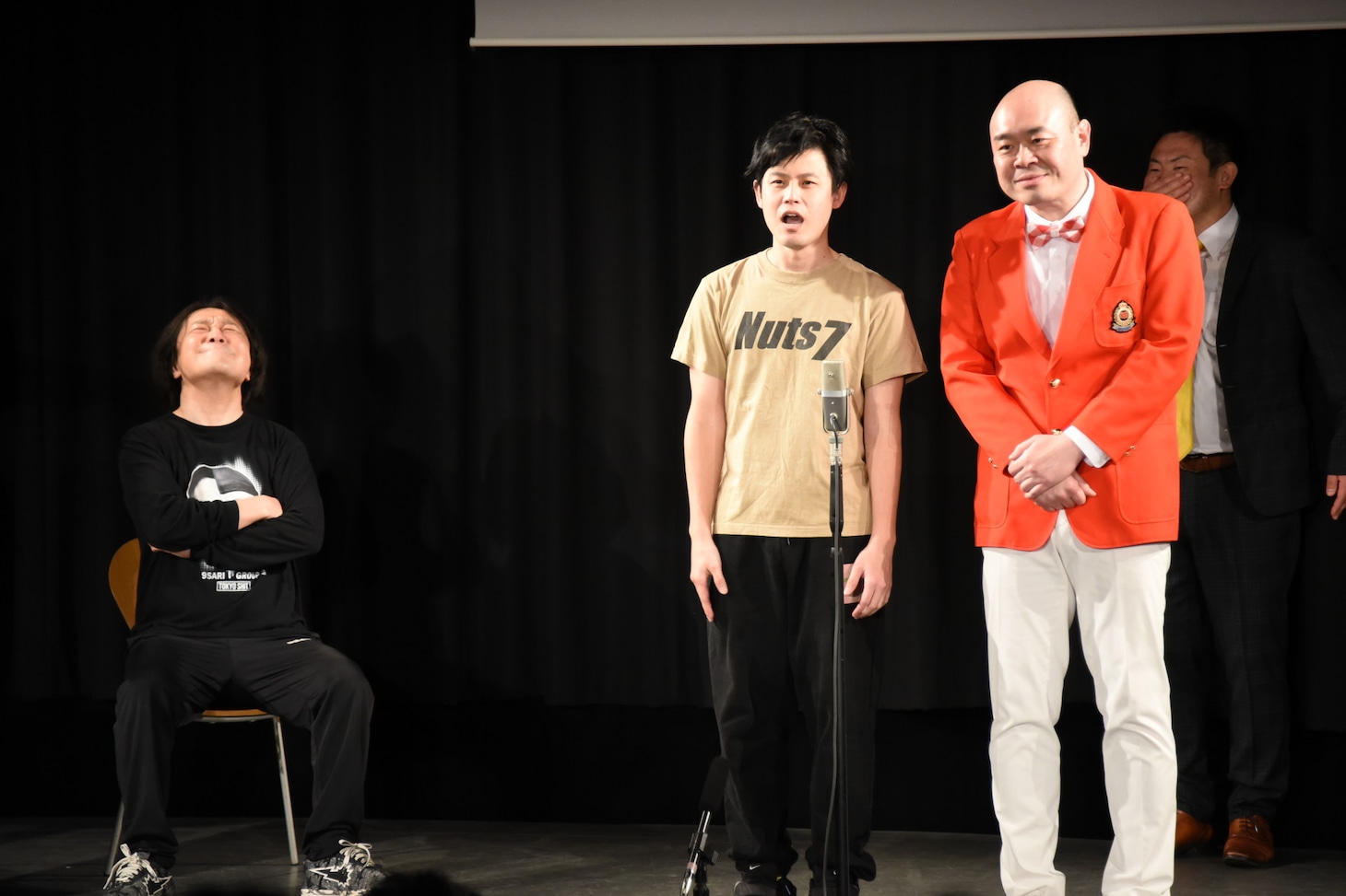 ウエストランドに扮するオジンオズボーン篠宮（中央）と新宿カウボーイかねきよ（右）。審査員を演じる永野（左）。