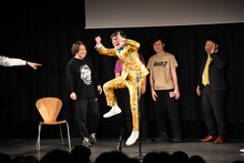 舞台上を跳び回るいち・もく・さん・くぼた。