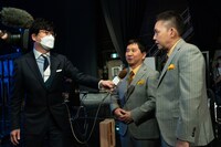 バックステージでインタビューを受ける爆笑問題。(c)NHK