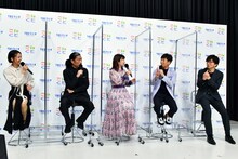 「こねくと」会見の様子。石山蓮華（左端）が番組のランスルー（リハーサル）をすでに実施していたことを聞き、東京03飯塚（右から2人目）が「自分たちを呼んでください。こっちだって不安なんですよ！」とツッコんでいた。