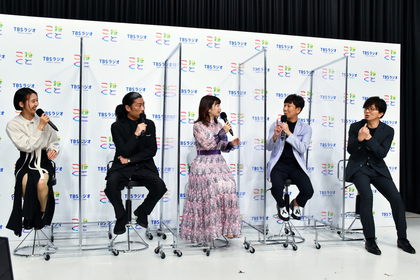 「こねくと」会見の様子。石山蓮華（左端）が番組のランスルー（リハーサル）をすでに実施していたことを聞き、東京03飯塚（右から2人目）が「自分たちを呼んでください。こっちだって不安なんですよ！」とツッコんでいた。