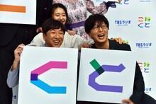 東京03飯塚（左）、土屋礼央（右）、石山蓮華（中央）。