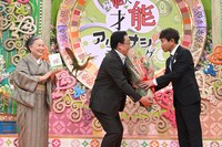ダウンタウン浜田（右）の登場に大喜びの梅沢富美男（中央）。