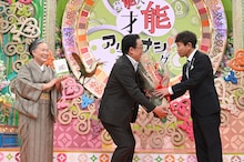 ダウンタウン浜田（右）の登場に大喜びの梅沢富美男（中央）。