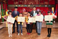 今回の放送で番組を卒業する助っ人小学生たち。(c)日本テレビ