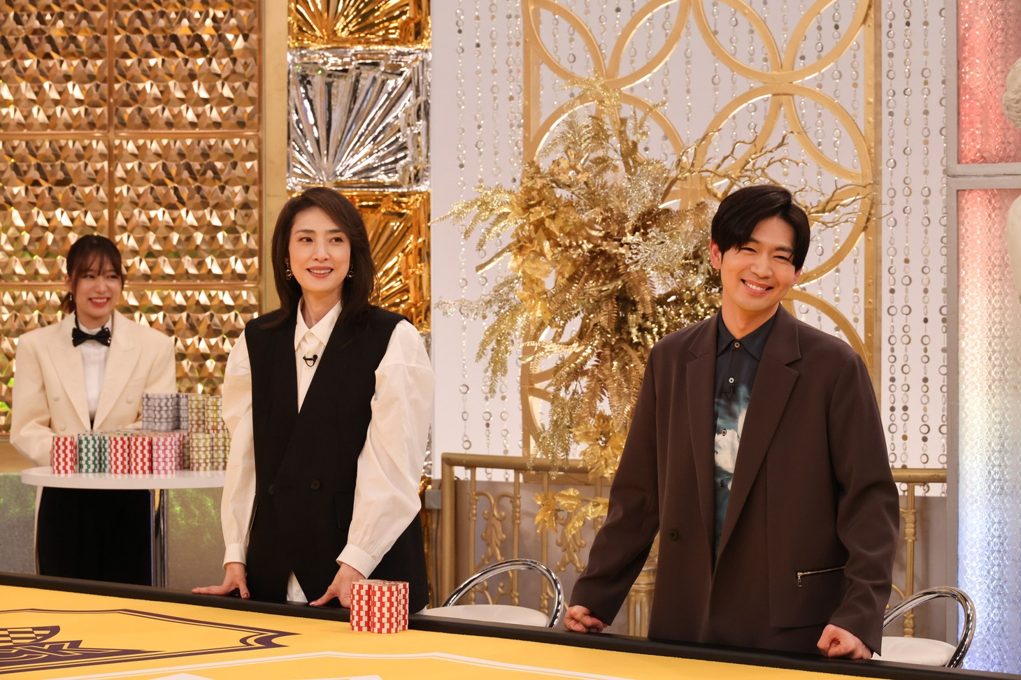 左から天海祐希、松下洸平。(c)カンテレ