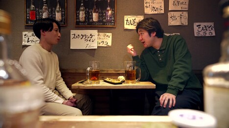 居酒屋で芸人の真似をして偉そうにお笑いを語る大学生。(c)MBS