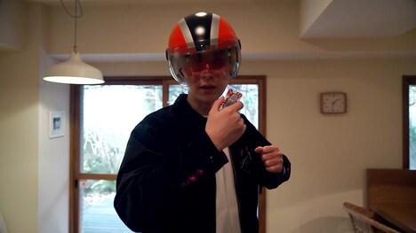 現代の社会問題を斬る口撃戦隊ベシャレンジャ―（笠原健司）。(c)MBS