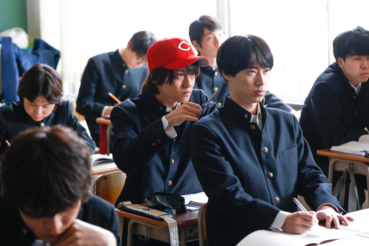 ドラマ「だが、情熱はある」より、若林正恭（高橋海人）と春日俊彰（戸塚純貴）の2人を収めた場面写真。