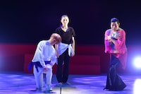 守谷日和、おばたのお兄さんと即興コンテンポラリーダンスを踊る松浦景子。（写真：吉本興業提供）