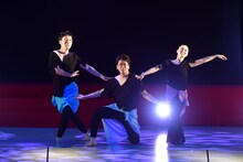 男性ブランコと即興コンテンポラリーダンスを踊る松浦景子。（写真：吉本興業提供）