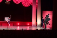 ミルクボーイあるあるを披露する松浦景子。（写真：吉本興業提供）