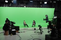 広い場所で収録を行うバナナマン。(c)テレビ東京