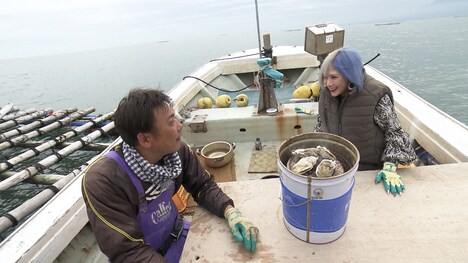 漁船で相席する信子（右）。(c)ABCテレビ