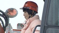 重機を操縦する、はるか。(c)ABCテレビ