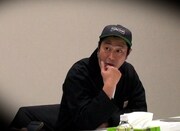 「ロンドンハーツ」で歌手デビュードッキリを仕掛けられるパンサー尾形。(c)テレビ朝日