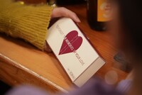 ヒコロヒー扮する奈緒が勧める忘恋剤のパッケージ。