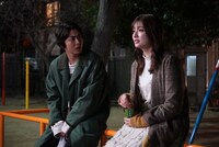 夜の公園で会話する葵と景。