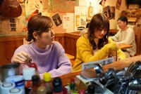 居酒屋で、彼と別れてからなかなか前を向けずにいる葵を心配する、ヒコロヒー扮する奈緒（左）。