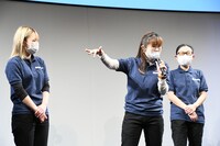 会見にて、モノマネを披露するちかこ先生（中央）。