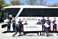 芸人バスガイド8名と、浅越ゴエ（手前左）、ハイヒール・リンゴ（手前右）。