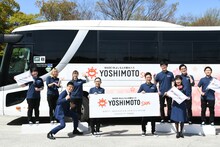 芸人バスガイド8名と、浅越ゴエ（手前左）、ハイヒール・リンゴ（手前右）。